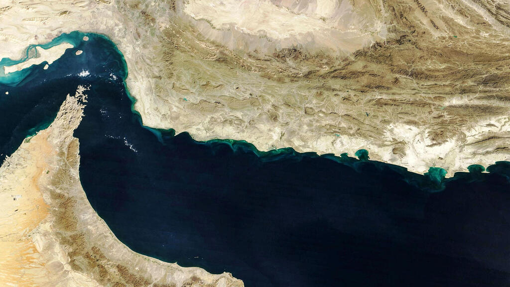 Strait of Hotmuz (Photo: AFP PHOTO / NASA) ארכיון צילום לויין מיצרי הורמוז איראן מפרץ עומאן