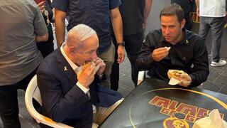 ראש הממשלה בנימין נתניהו ביקר בזירת הנפילה בראשון לציון ובפלאפל שושנה