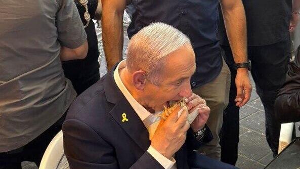 ראש הממשלה בנימין נתניהו ביקר בזירת הנפילה בראשון לציון ובפלאפל שושנה