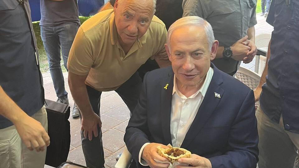 ראש הממשלה בנימין נתניהו ביקר בזירת הנפילה בראשון לציון ובפלאפל שושנה