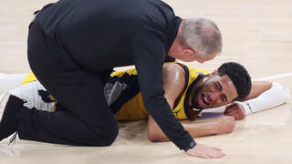 הליברטון בוכה על הפרקט, רגע לאחר הפציעה