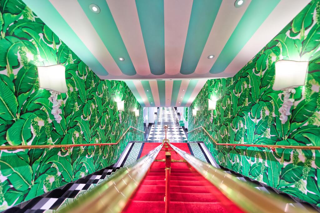 Descending to a luxury bomb shelter in West Virginia (Photo: Andriy Blokhin, shutterstock) ירידה לבונקר במלון Greenbrier במערב וירג'יניה. הוכן להקמת מרכז חירום לפינוי — בונקר תת־קרקעי בשם הקוד פרויקט האי היווני (Project Greek Island), שיועד לאכלס את הקונגרס האמריקאי בעתות עימות