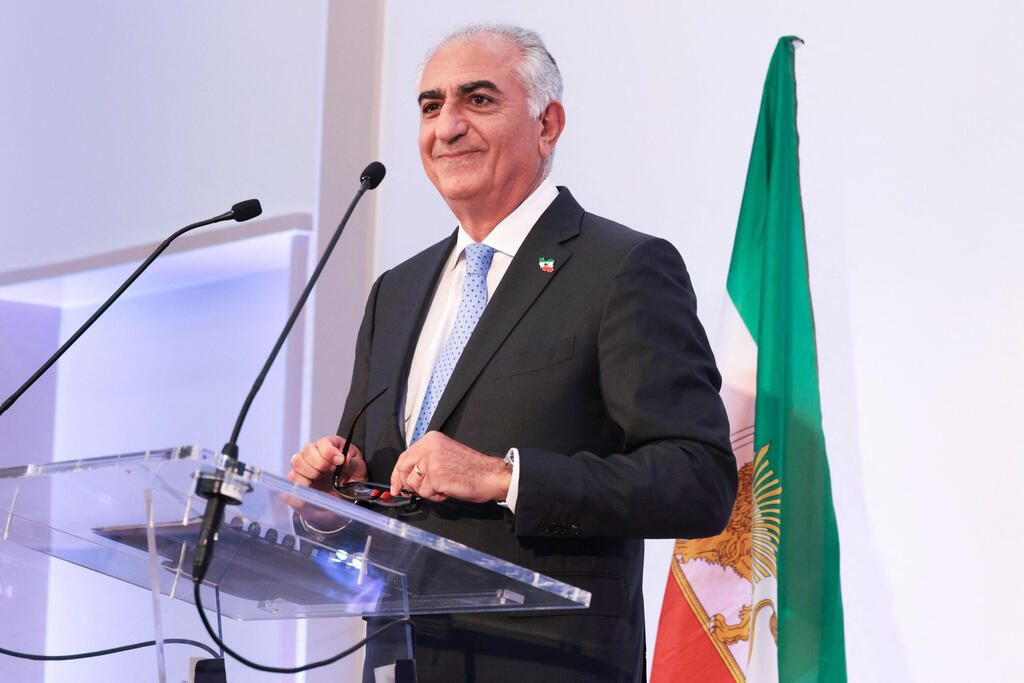 רזא פהלווי בנו של השאה יורש העצר איראן מסיבת עיתונאים ב פריז