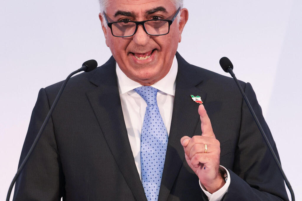 רזא פהלווי בנו של השאה יורש העצר איראן מסיבת עיתונאים ב פריז