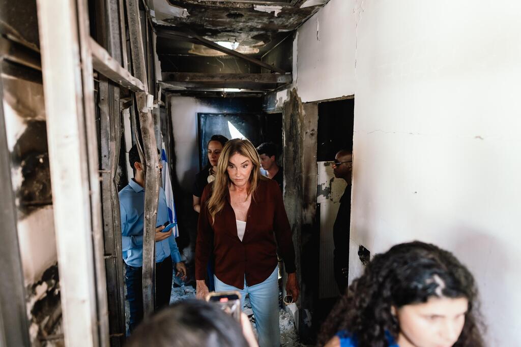 Jenner at the shattered Kibbutz Be'eri. (צילום: Eclipse Media ,Almog Kolt, Ministry of Foreign Affairs) קייטלין ג'נר בהריסות בבארי