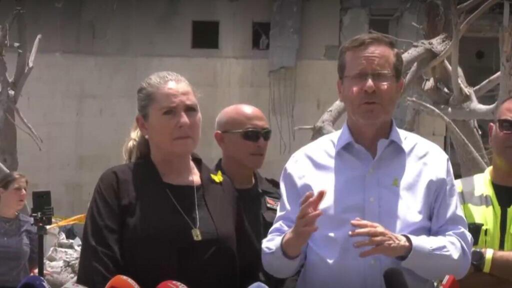 טפט נשיא המדינה בזירת פגיעת הטיל האיראני