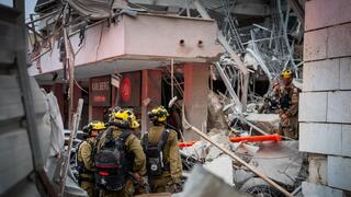 כוחות החילוץ של פיקוד העורף בזירת הנפילה בבאר שבע