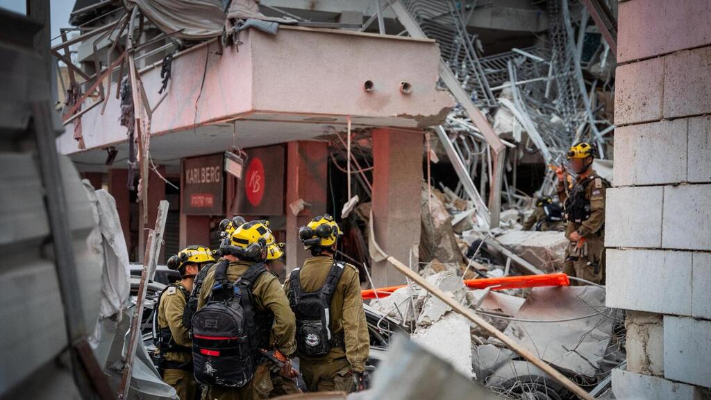 כוחות החילוץ של פיקוד העורף בזירת הנפילה בבאר שבע