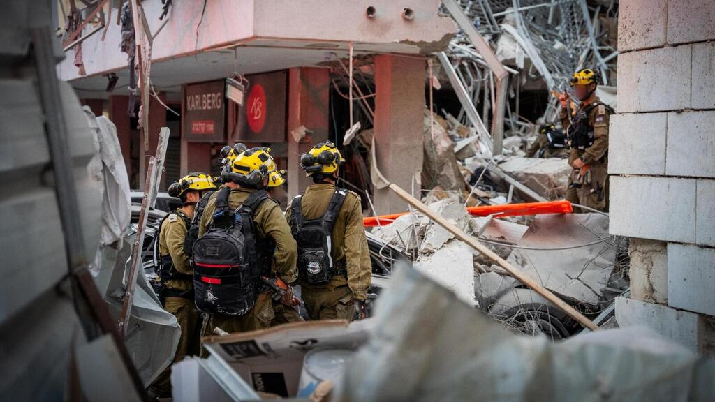כוחות החילוץ של פיקוד העורף בזירת הנפילה בבאר שבע