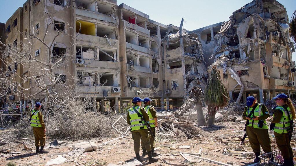 Holon appartment blocks destroyed in an Iranian missile strike (Photo: Ohad Zwigenberg / AP) זירת הנפילה בחולון כתוצאה מפגיעת טיל בליסטי ששוגר מאיראן