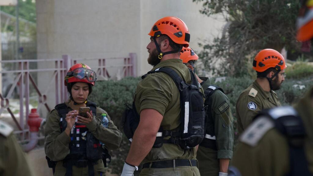 כוחות החילוץ של פיקוד העורף בזירת הנפילה בבאר שבע