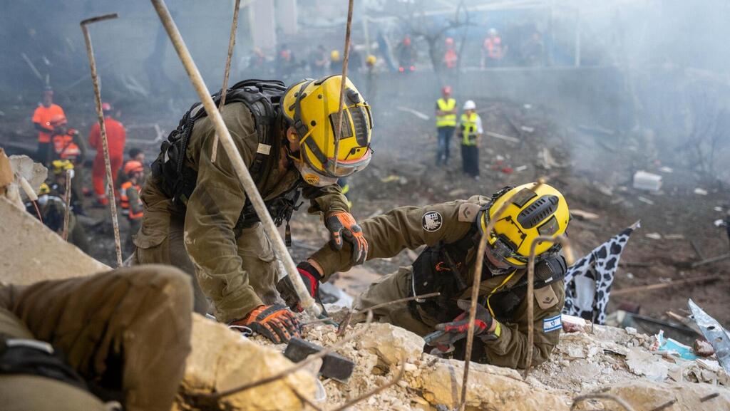 כוחות החילוץ של פיקוד העורף בזירת הנפילה בבאר שבע