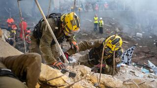 כוחות החילוץ של פיקוד העורף בזירת הנפילה בבאר שבע