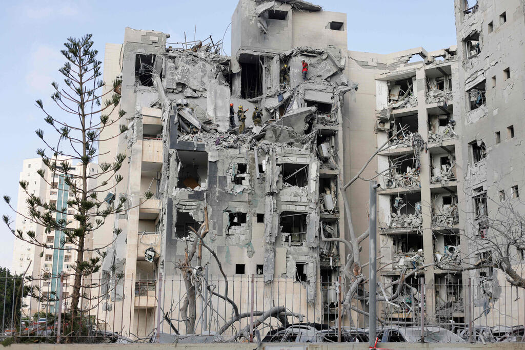 Aftermath of an Iranian missile strike on Be'er Sheva on Tuesday (Photo: John Wessels / AFP) הריסות בזירת הנפילה בבאר שבע