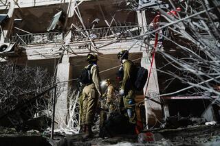 כוחות החילוץ של פיקוד העורף בזירת הנפילה בבאר שבע