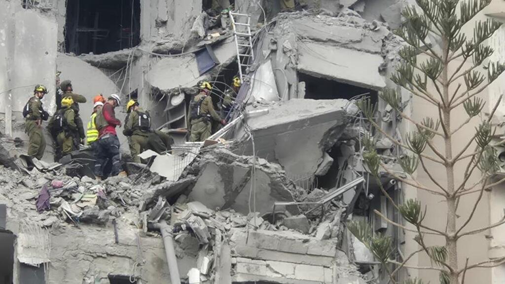 Rescue workers search for survivors under the rubble in Beer Sheva after a missile hits a residential block (Photo: Herzl Yosef) באר שבע זירה זירת נפילה טיל יירוט שיגור איראן איראני הרס נזק נזקים הריסות חילוץ מחלצים מאתרים לכודים מבצע עם כלביא מלחמה לחימה חרבות ברזל חילוץ לכודים