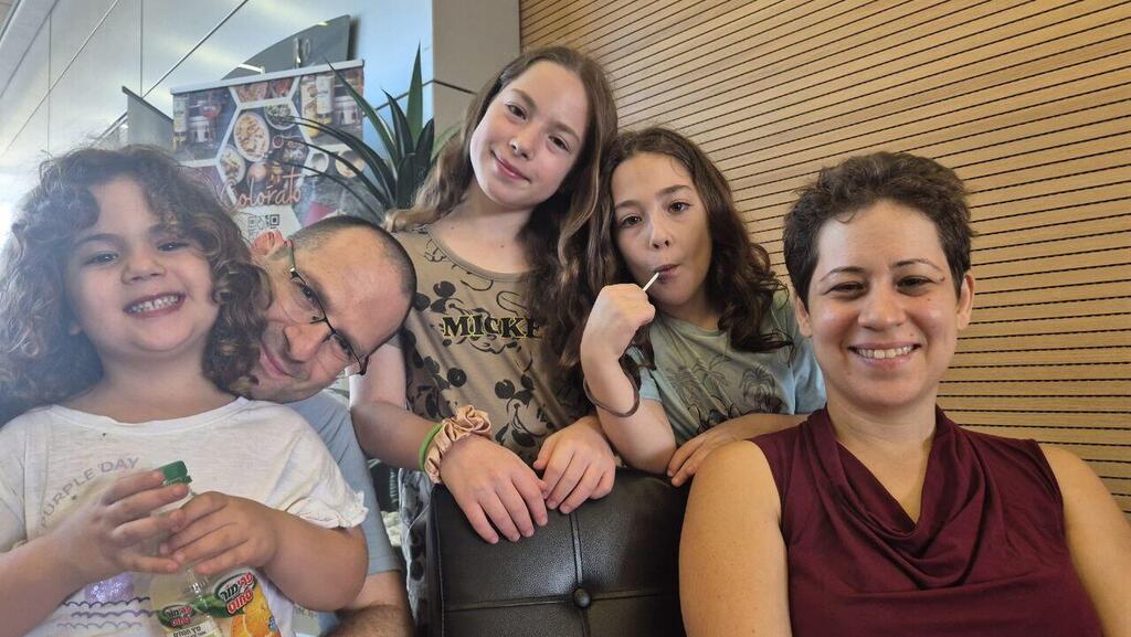 תמר סטר ומשפחתה אחרי הפגיעה בבניין המגורים בבאר שבע