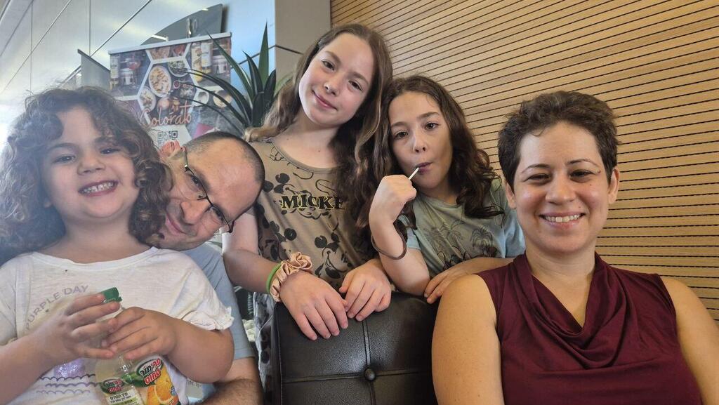 תמר סטר ומשפחתה אחרי הפגיעה בבניין המגורים בבאר שבע