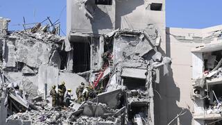 חילוץ לכודים בין ההריסות בזירת הנפילה בבאר שבע