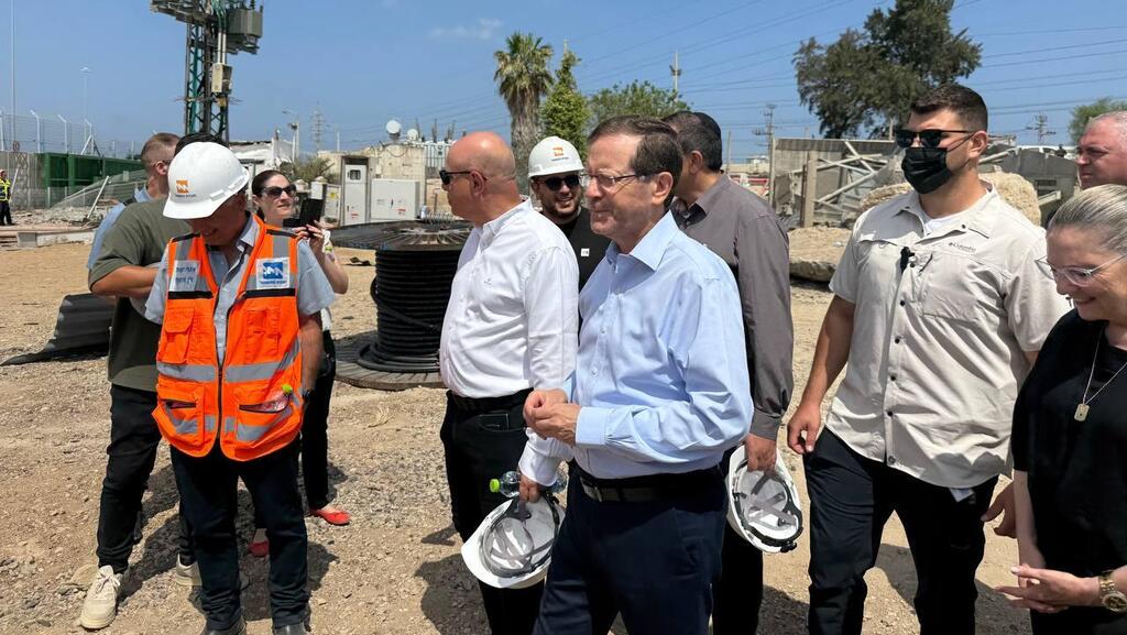 נשיא המדינה, יצחק הרצוג ורעייתו בזירת הנפילה במתקן של חברת החשמל ליד אשדוד