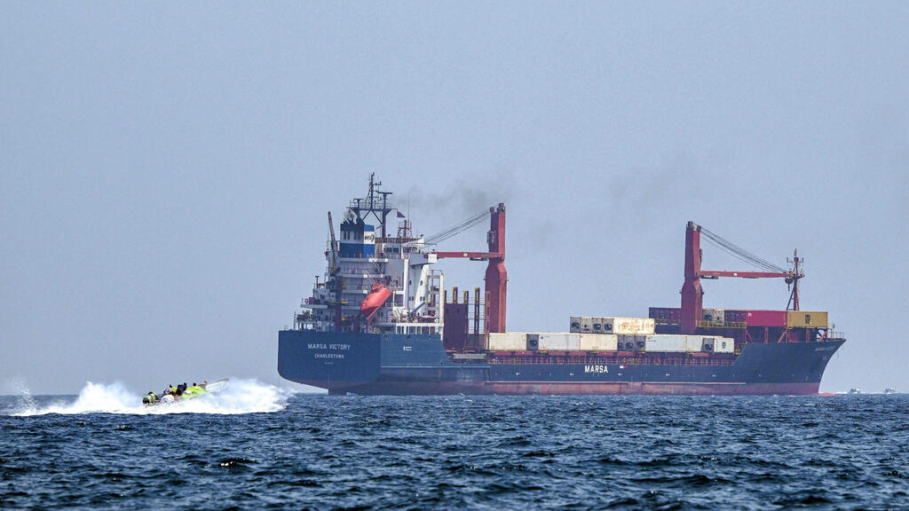 Egyptian crago ship in Strait of Hotmuz (Photo: Giuseppe CACACE / AFP) אוניה מיצרי הורמוז עומאן