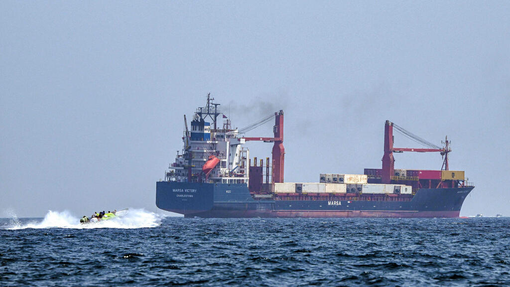 A ship sails through the Strait of Hormuz. About 750 vessels are stranded (Photo: Giuseppe CACACE / AFP) אוניה מיצרי הורמוז עומאן