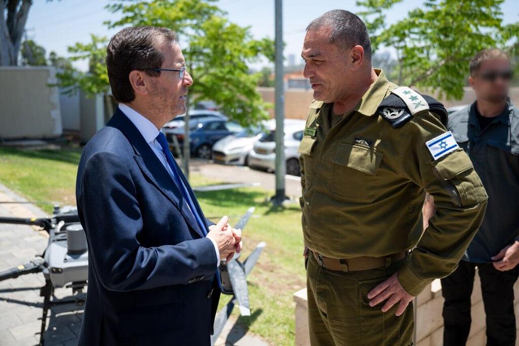 נשיא המדינה יצחק הרצוג והרמטכ"ל אייל זמיר ביקרו בבסיס אגף התקשוב וההגנה בסייבר