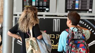 נתב"ג, הבוקר. לוח הטיסות מתחיל להתמלא