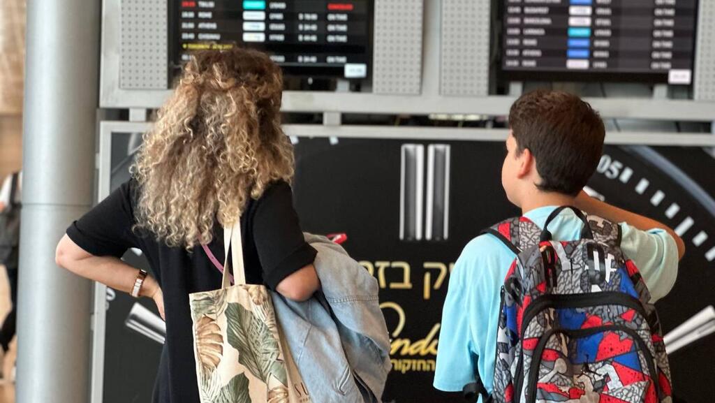 נתב"ג, הבוקר. לוח הטיסות מתחיל להתמלא