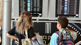 נתב"ג, הבוקר. לוח הטיסות מתחיל להתמלא