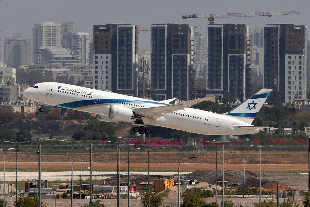 מטוס אל על באוינג 787-9 דרימליינר ממריא מ נתב"ג