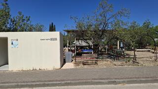 מיגונית סמוך לגינה הקהילתית בשניר