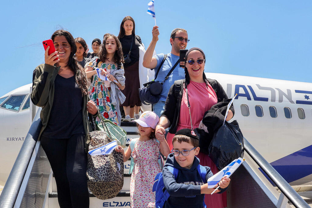 New immigrants arrive at Ben Gurion Airport near Tel Aviv, Israel, on a special aliyah flight, June 25, 2025 (Photo: Jack GUEZ / AFP) עולים חדשים בנתב"ג