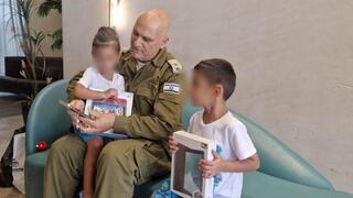 אלוף (במיל') גבי אופיר, נשיא הפרויקט, מחלק טאבלטים לילדים עם מוגבלויות שבתיהם נפגעו. "הם הלב של החברה הישראלית"