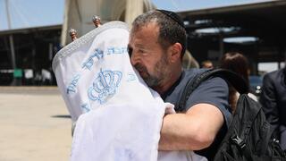 אחד העולים שהגיע עם ספר תורה