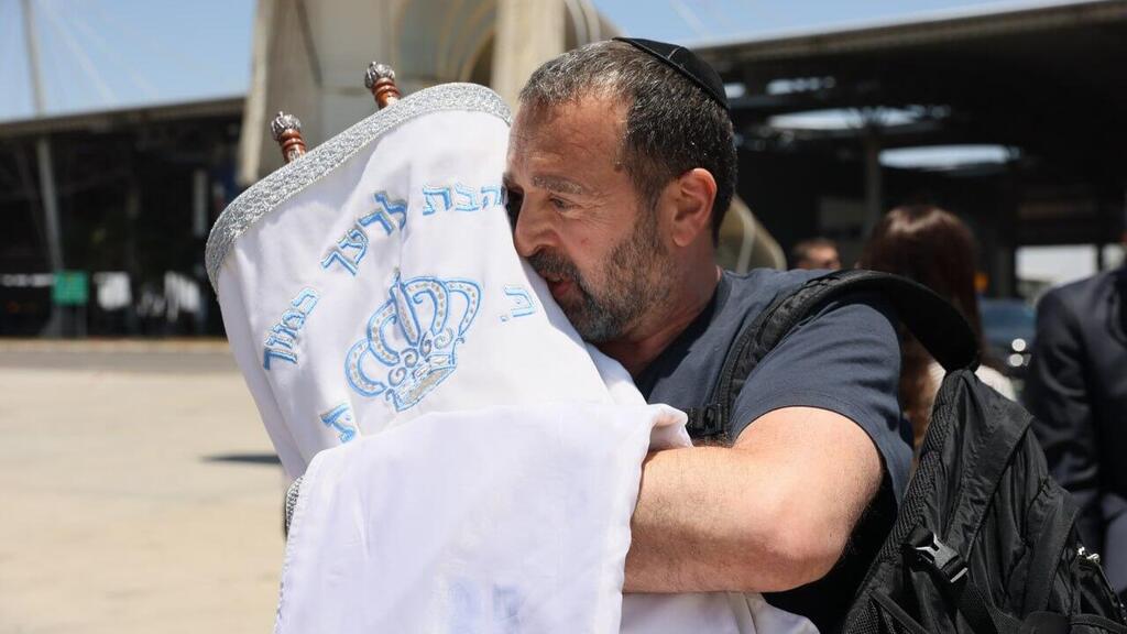 אחד העולים שהגיע עם ספר תורה