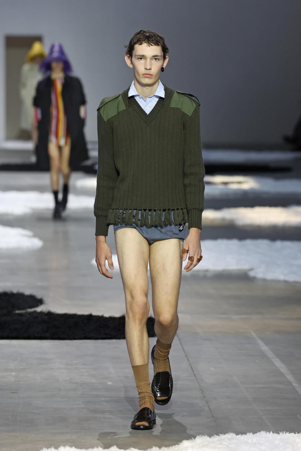 Olive wool sweater with epaulettes and frayed fringes (Photo: Pietro S. D'Aprano/Getty Images) פראדה, תצוגת בגדי גברים לאביב-קיץ 2026