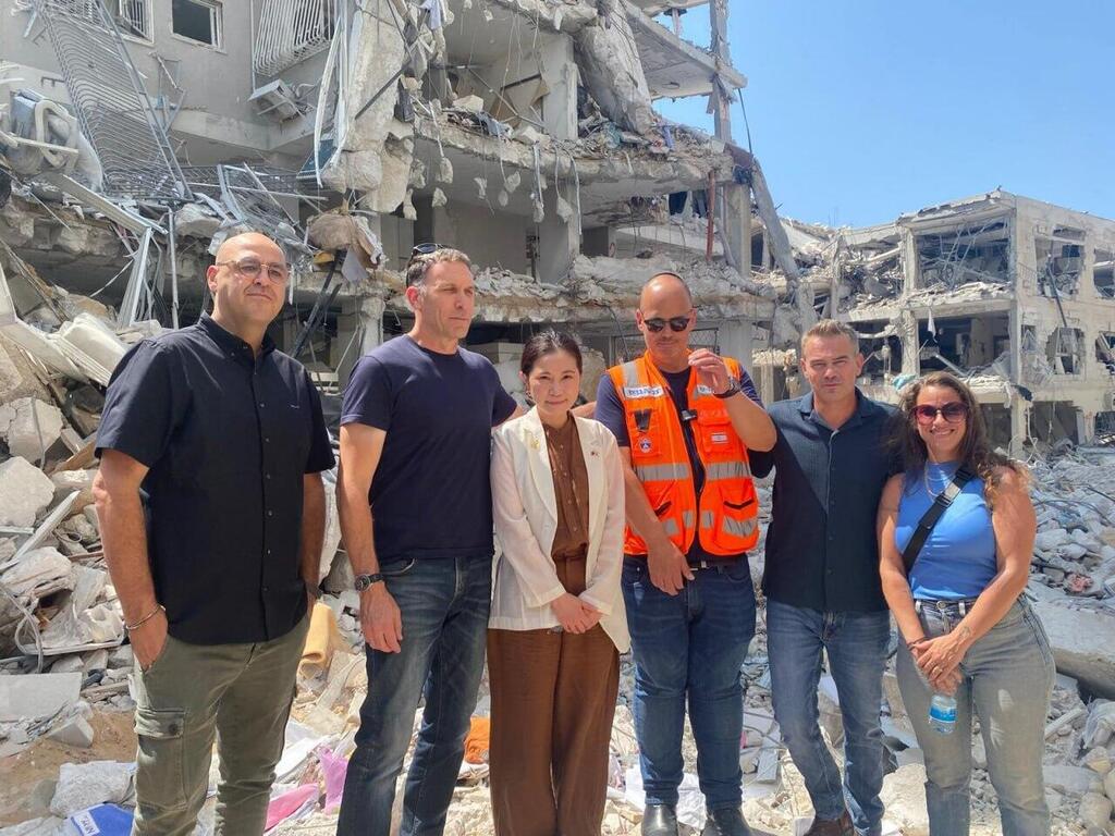 Taiwan envoy to Israel Abby Lee (center) surveying the damage in Bat Yam (Photo: Foni Mesika) ראשת הנציגות הטייוואנית בישראל, יא-פינג אבי לי לצד ראש העיר צביקה ברוט (מימין) וח"כ מתן כהנא (משמאל) בסיור בזירת ההרס בבת ים