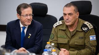נשיא המדינה יצחק הרצוג והרמטכ"ל אייל זמיר ביקרו בבסיס אגף התקשוב וההגנה בסייבר