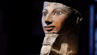 שרידי פסלה של חתשפסות במוזיאון המצרי בקהיר