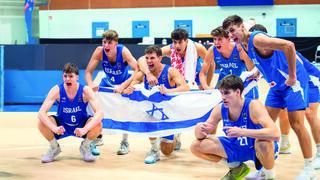 שורה עליונה: אביב הנקין, אורן סהר, ג'ול כארם, מירון כץ, רני בלגה. שורה תחתונה: גבי ארטמנקו, עומר מאייר, תמיר גולד.