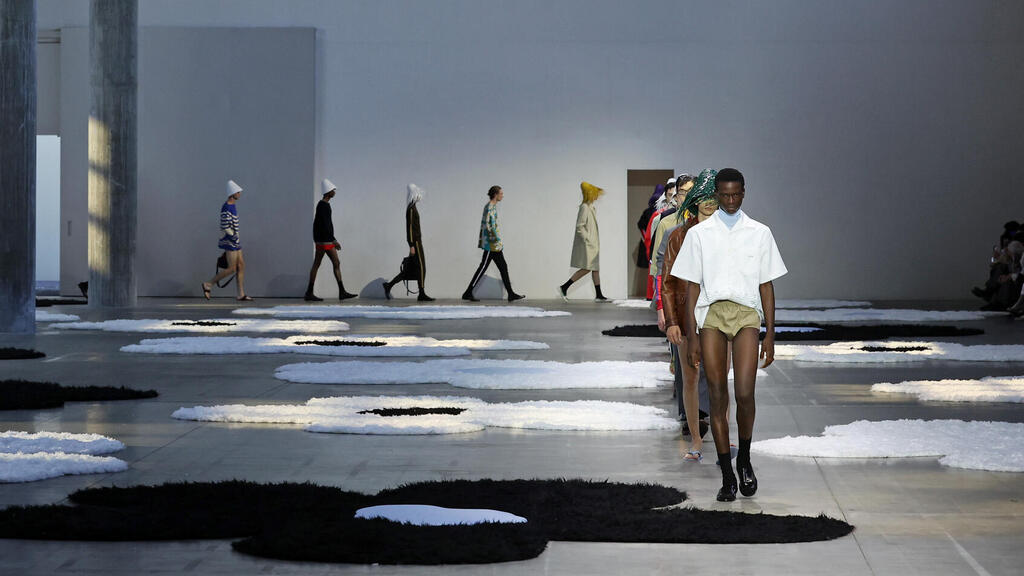 Prada unveiles its Spring-Summer 2026 menswear collection at Milan Fashion Week (Photo: Pietro S. D'Aprano/Getty Images) פראדה, תצוגת בגדי גברים לאביב-קיץ 2026
