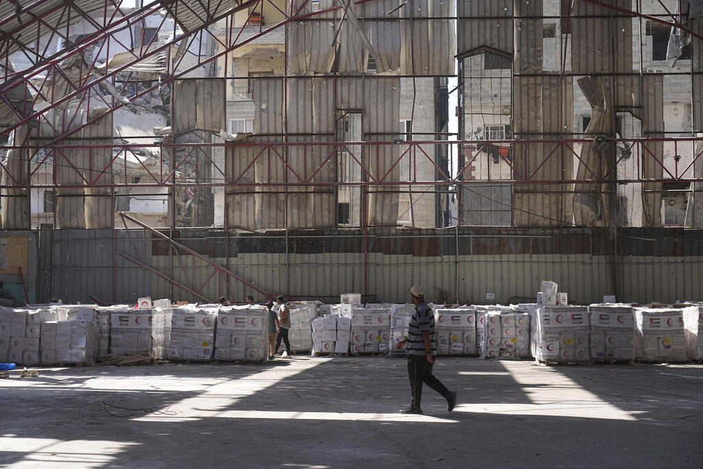 Piles of humanitarian aid are waiting to be distributed in northern Gaza (Photo: AP Photo/Jehad Alshrafi) חלוקת סיוע הומניטרי בצפון הרצועה