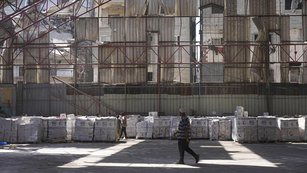 Piles of aid are waiting to be distributed (Photo: Jehad Alshrafi/ AP ) חלוקת סיוע הומניטרי בצפון הרצועה