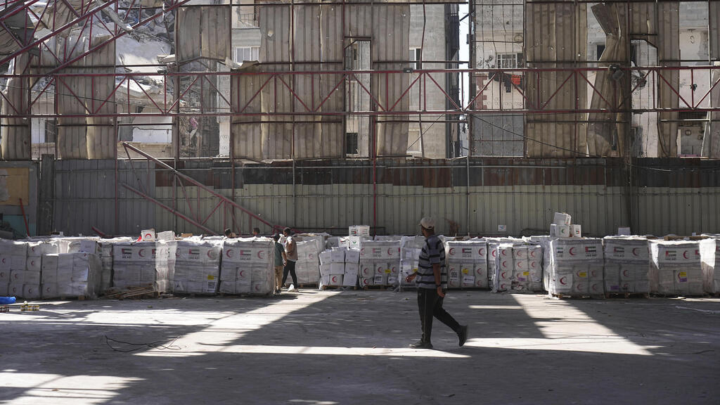 Распределение гуманитарной помощи в Газе (Фото из архива: AP Photo/Jehad Alshrafi) חלוקת סיוע הומניטרי בצפון הרצועה