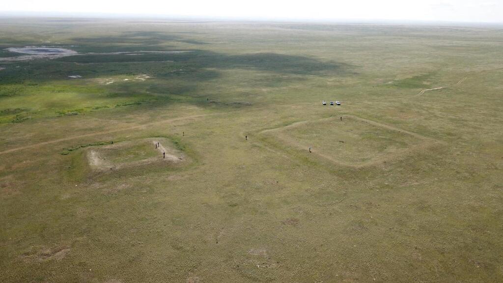 תצלום אוויר של מבנים מרובעים גדולים באתר 23 במונגוליה