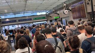 עומס בתחנת רכבת השלום בעקבות סגירה של היציאה הדרומית