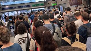 עומס בתחנת רכבת השלום בעקבות סגירה של היציאה הדרומית