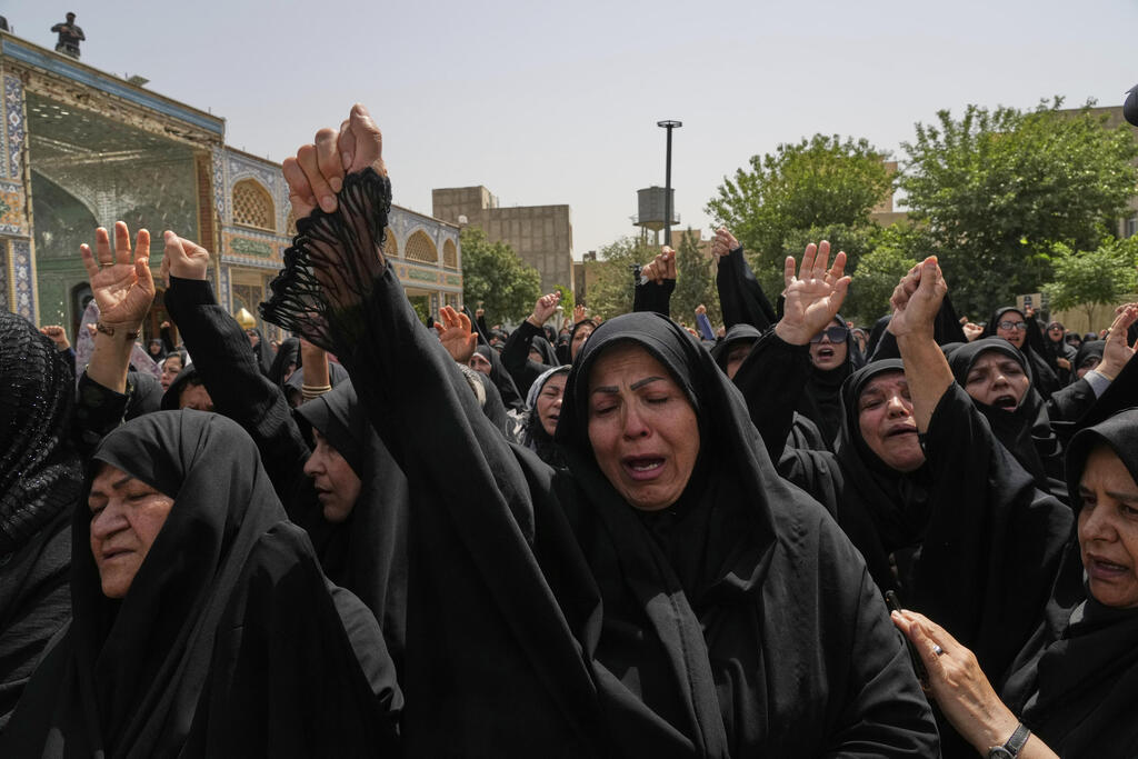 Funeral in Tehran for Iranians killed in war with Israel (Photo: AP Photo/Vahid Salemi) הלוויה ב איראן טהרן להרוגי הרוגים ב מלחמה מול ישראל מבצע עם כלביא