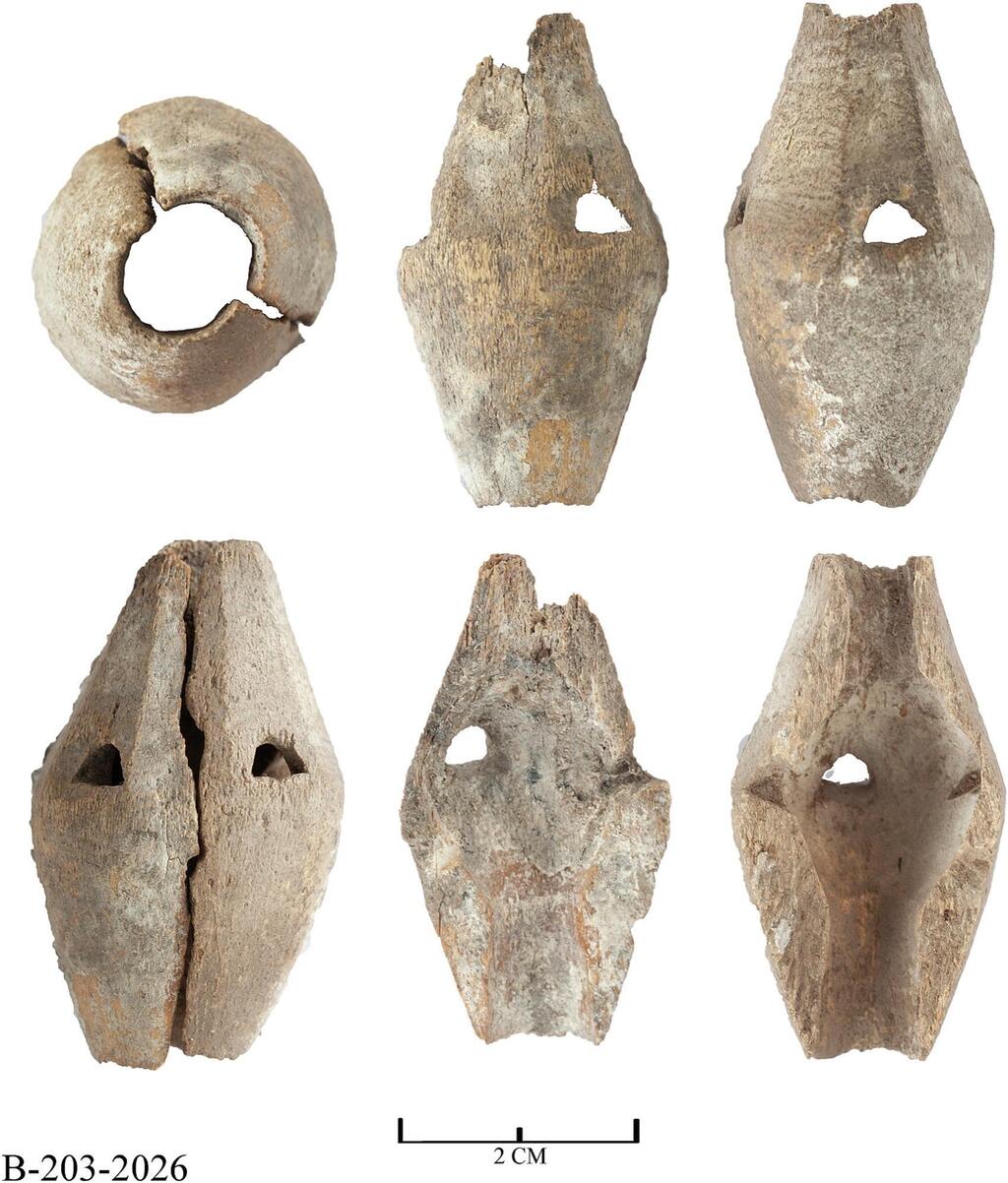 שרידי חץ שורק שהתגלו באתר 23 במונגוליה - חץ בעל ראש מחורר שמשמיע שריקה במהלך מעופו